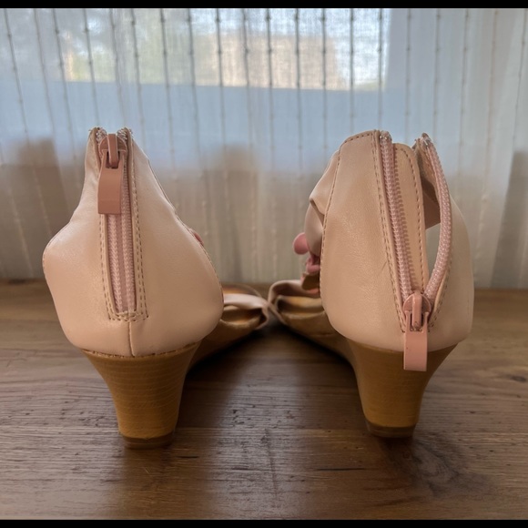 Pretty in pink! Small heeled wedge with flowers - Picture 3 of 3